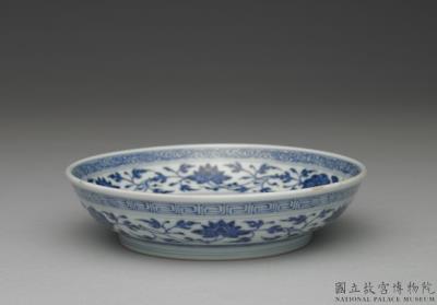 图片[2]-Dish with Indian lotus scrolls in underglaze blue, Qing dynasty, Qianlong reign (1736-1795)-China Archive